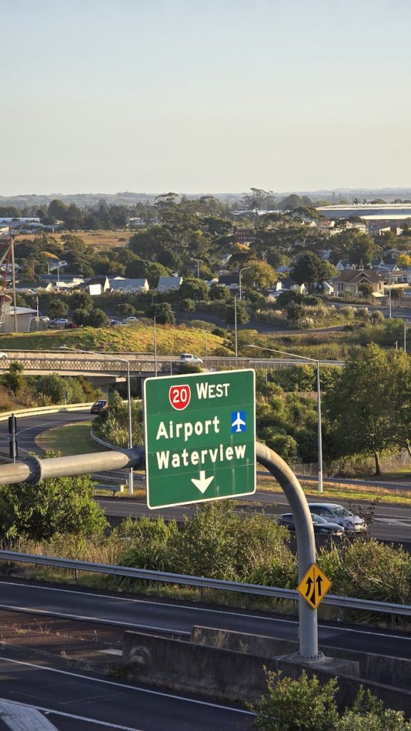 highway-signage-leading-to-airport-and-waterview-31152119